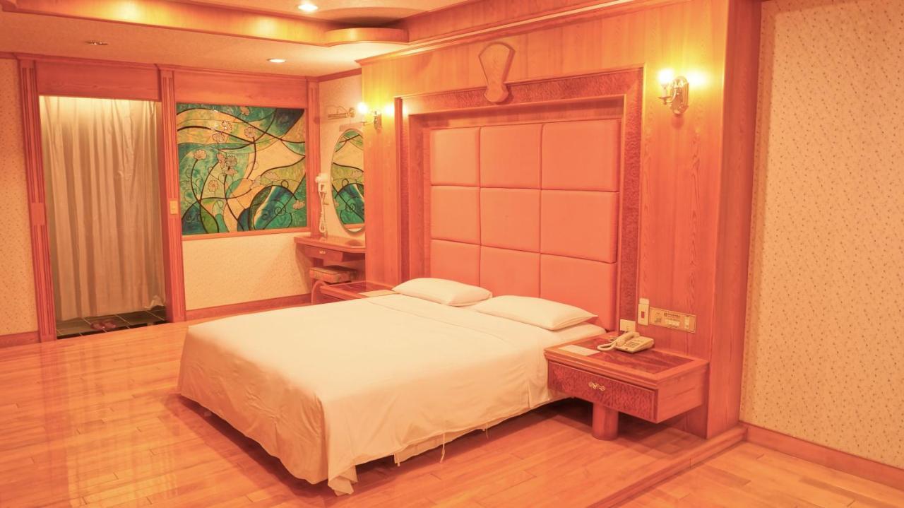 Hwa Du Hotel Tainan Esterno foto